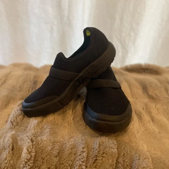 OOFOS Black OOmg eeZee Low Water Shoes 6 - Picture 2 of 8